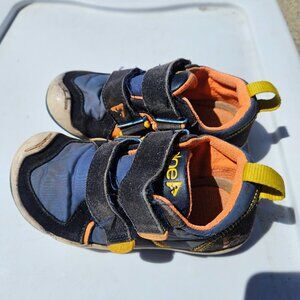 Toddler size 9 Plae shoes